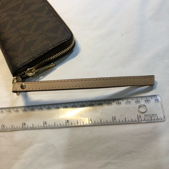 Micheal Kors Wallet Wristlet - Picture 10 of 13